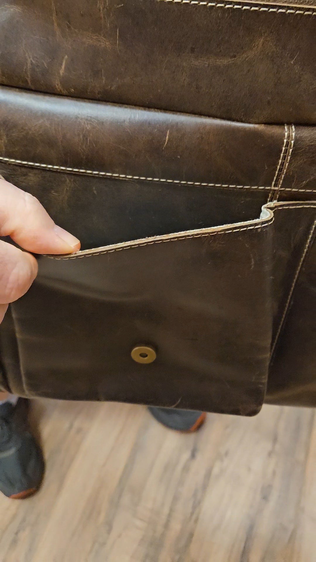 Rustic Genuine Leather Messenger Bag - Unisex image 9