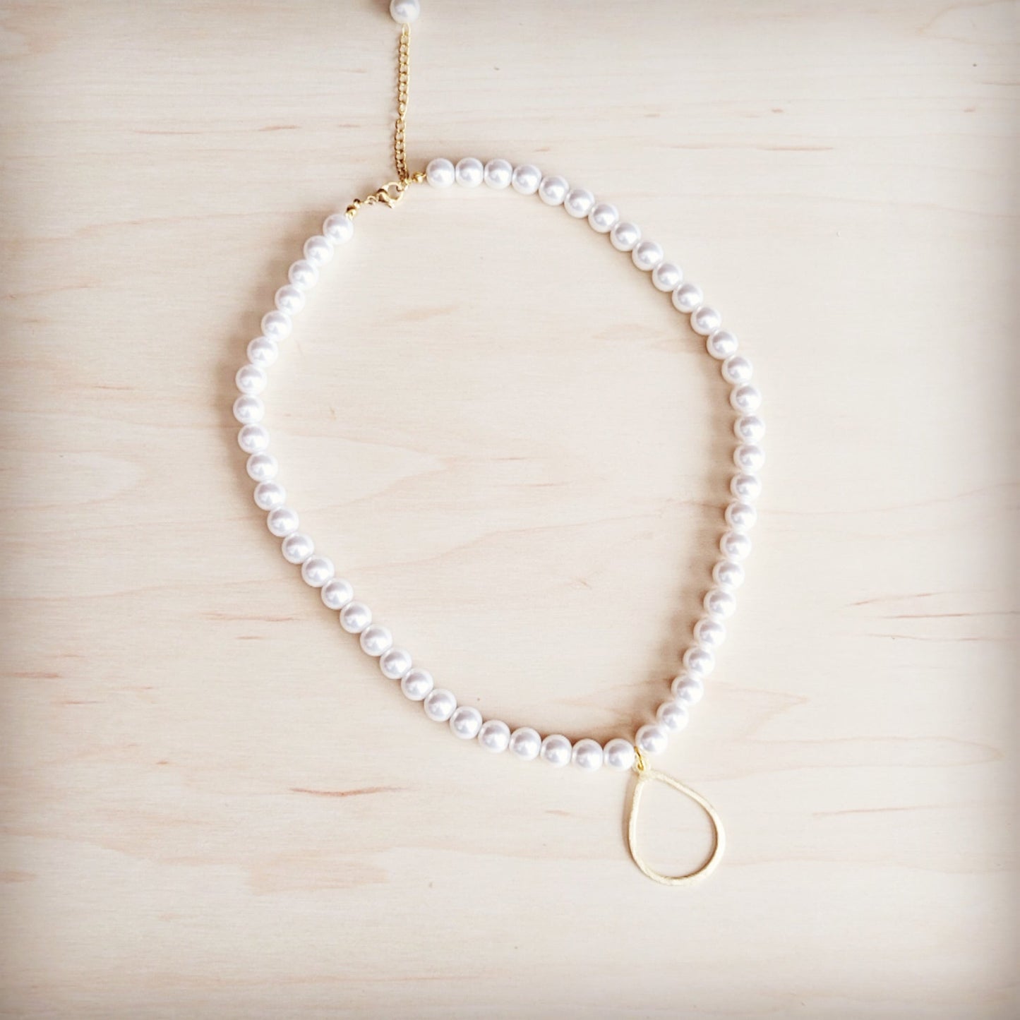 **Glass Pearl Collar Necklace w/ Gold Pendant 257kg