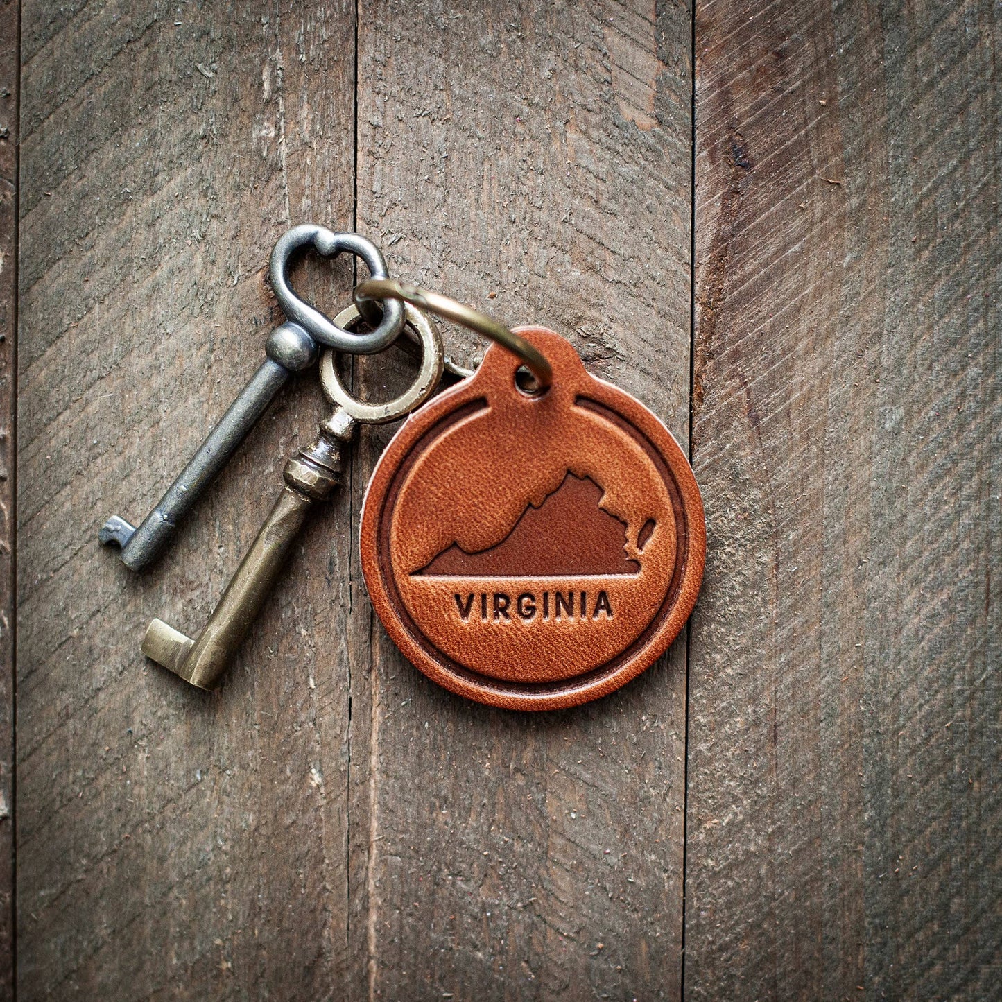 Virginia State Silhouette Leather Keychain Circle