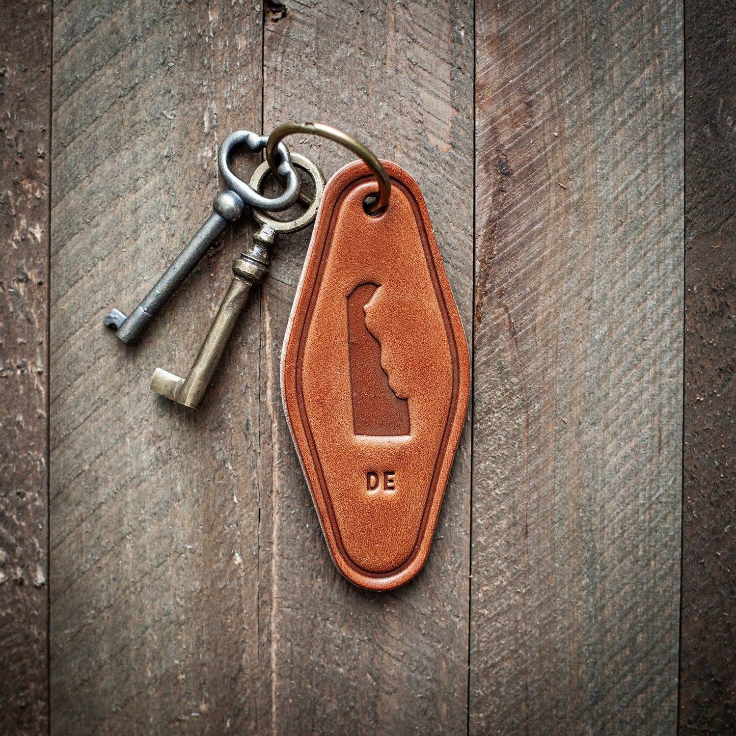 Delaware State Silhouette Leather Keychain Motel Style