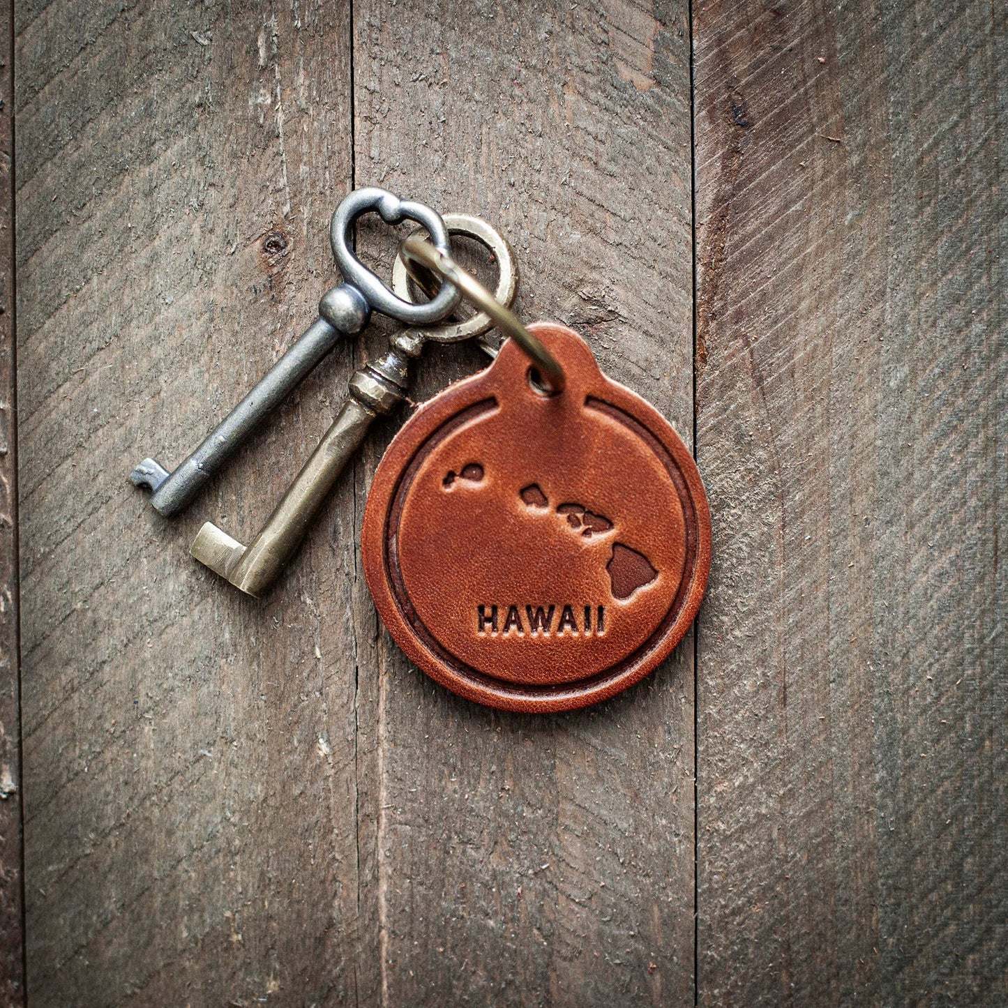 Hawaii State Silhouette Leather Keychain Circle