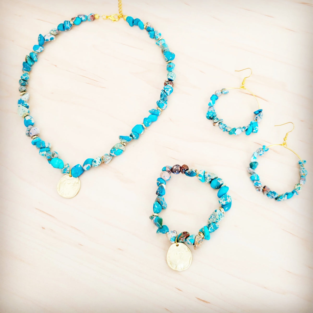 **Regalite Collar Necklace w/ Matte Gold Coin Charm 263k
