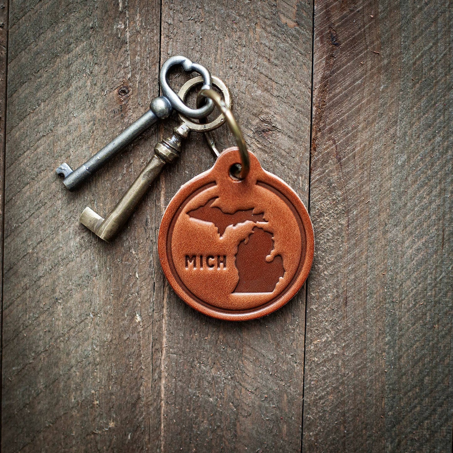 Michigan Silhouette Leather Keychain Circle
