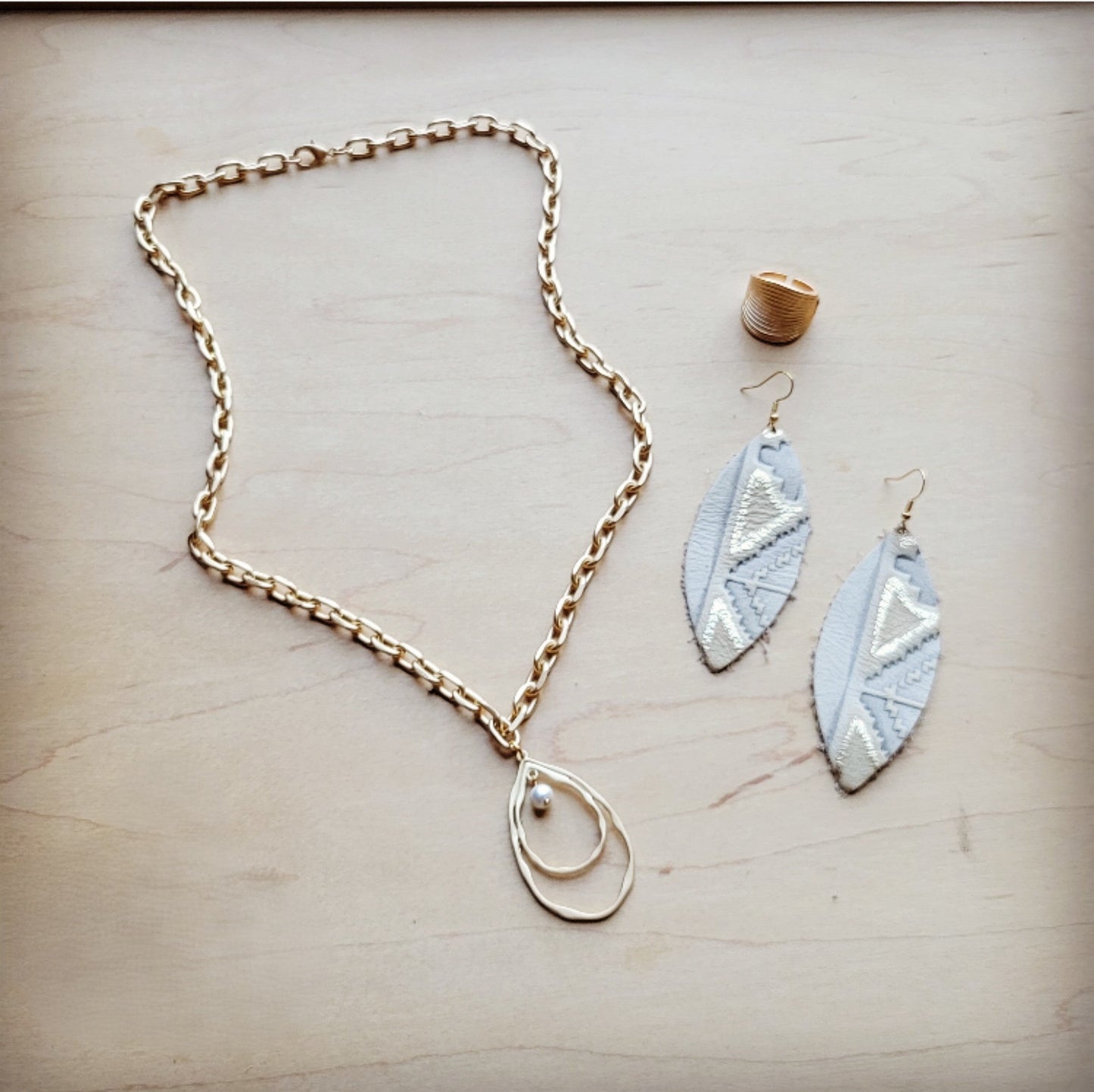 **Matte Gold Necklace w/ Matte Gold Pearl Pendant 259o