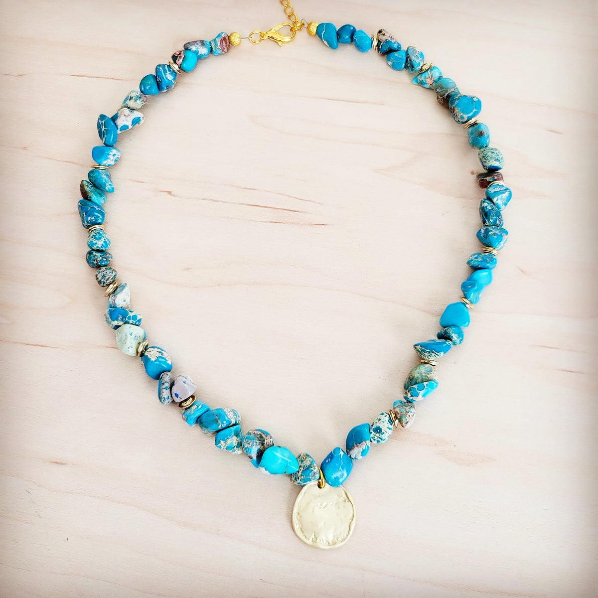**Regalite Collar Necklace w/ Matte Gold Coin Charm 263k