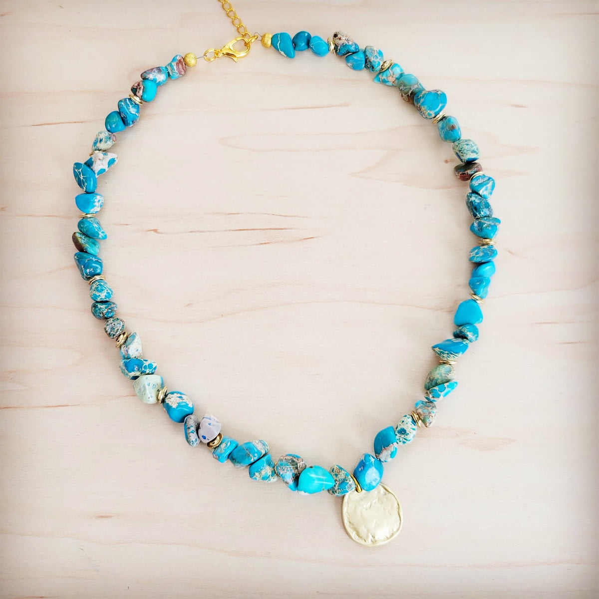 **Regalite Collar Necklace w/ Matte Gold Coin Charm 263k